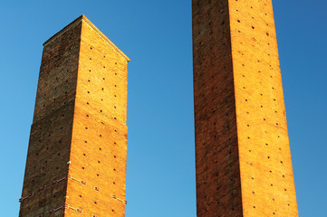 Pavia Torri medievali di Piazza Leonardo da Vinci