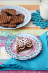 Waffle al cioccolato, banana e cannella