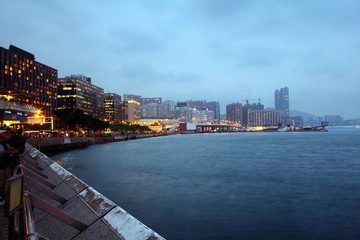 Obraz premium Hongkong. Wieczór na nasypie.