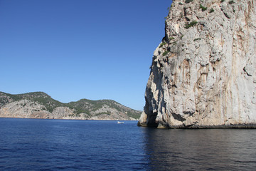 Fototapeta premium в море огромная скала на фоне голубого неба