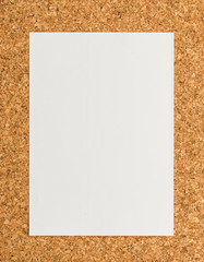 Fototapeta premium white paper note sheet with on cork board background