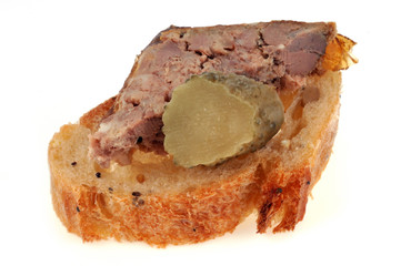 Tartine avec du pâté de campagne et un morceau de cornichon