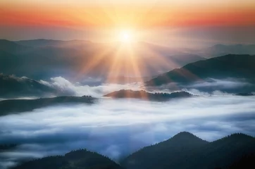 Selbstklebende Fototapete Dämmerung Sonnenaufgang am Berg