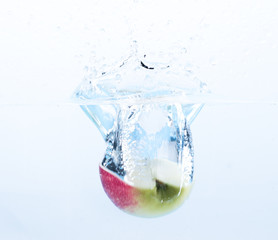apfel taucht im wasser ein