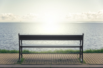 Fototapeta na wymiar Wooden bench in front of the sea.