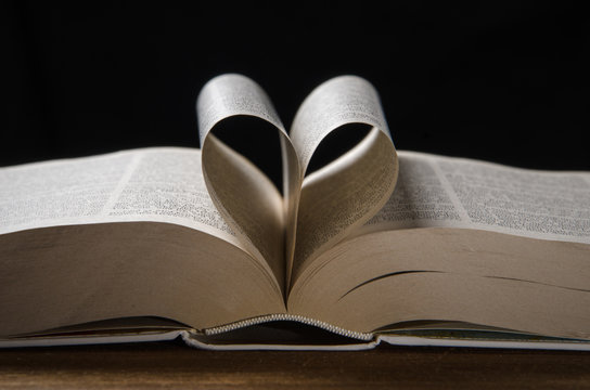 Die 5 Besten Bilder Stock Fotos Und Vektorgrafiken Zu Offene Bibel Adobe Stock