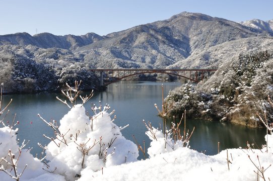 雪化粧した宮ヶ瀬湖