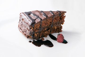 Photo a piece of a chocolate pie on a white plate