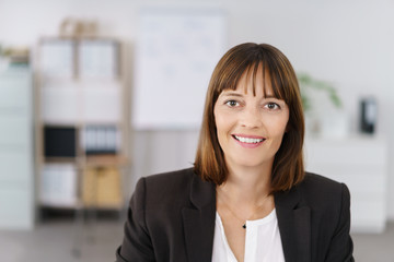lächelnde frau am arbeitsplatz