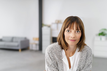 frau in einem modernen büro