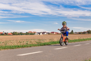 Obraz premium Mały chłopiec na rowerze.