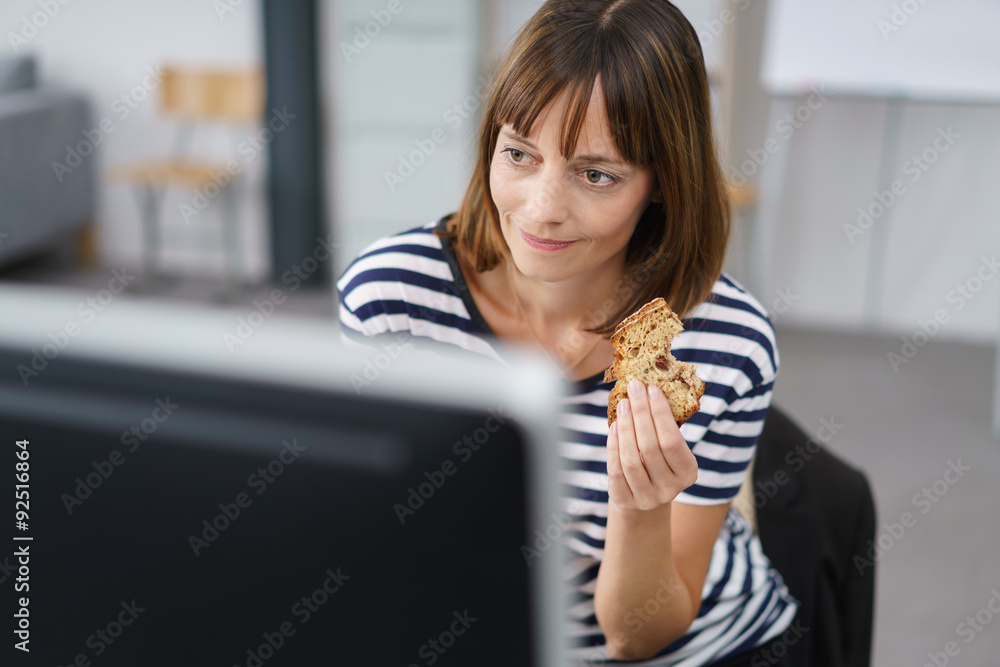 Poster frau isst ein brot in der pause