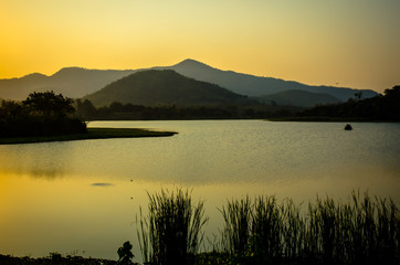 Obraz premium Beautiful evening at the lake in Thailand