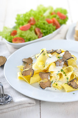 Italienische Papardelle mit frischen schwarzen Herbsttrüffeln und Sahnesoße 