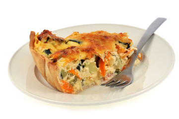 Part de tarte aux légumes dans une assiette