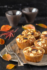 herbstlicher Kaffeetisch mit Kürbismuffins