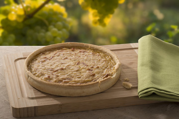 Zwiebelkuchen. Herzhafter Kuchen, benannt nach dem hauptsächlichen Belag, den Zwiebeln. Spezialität aus Deutschland und der Schweiz.