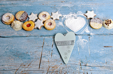 Frohe Weihnachten: leckere Plätzchen, Herze und blauer Hintergrund :)