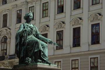 Fototapeta na wymiar Autriche, statue et façade du palais de la Hofburg à Vienne
