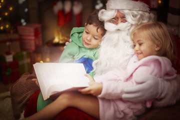 Mysterious tale read by the Santa Claus