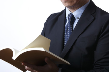 読書するビジネスマン