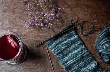 Socken stricken und Tee trinken