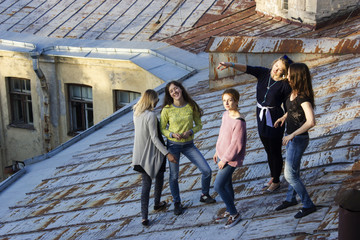 Obraz na płótnie Canvas Russian girls walking on the roof