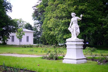 Sculptures of Uzutrakis manor on the board of Galves lake