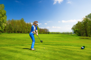 Obraz premium Woman playing golf