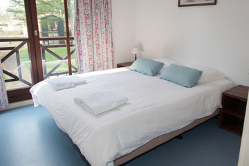 Fototapeta na wymiar A very beautiful large bed in a bedroom