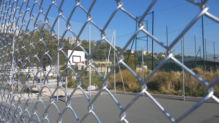 Terrain de basket derrière de grillage