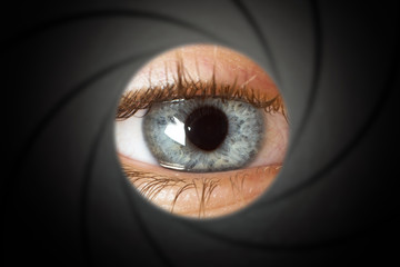 Looking into a gun barrel - Sguardo attraverso la canna di un fucile