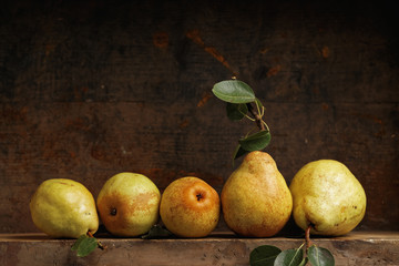 Organic pears on wooden shelf © Melica