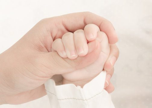 hands of mother holding baby'hand