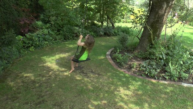 enfant jouant dans un jardin ombrag&eacute;