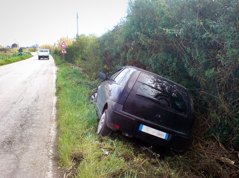 Auto fuori strada per incidente