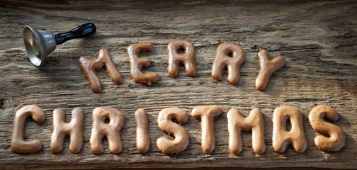Schriftzug Merry Christmas / Weihnachten auf altem Treibholz / Holz Brett mit Weihnachtsglocke