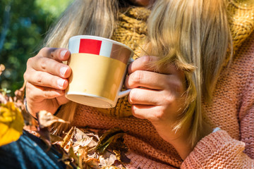 Frau mit Teetasse Erkältung 01