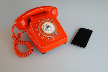 Smartphone et téléphone orange des années 70