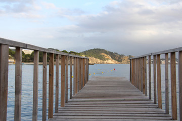 деревянный мост/мост уходящий на море