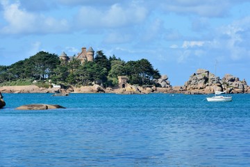 Vue sur l'&icirc;le et le ch&acirc;teau de Costa&eacute;r&egrave;s depuis la plage de Tourony en Bretagne