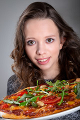 Frau Gesicht mit Pizza Nahaufnahme