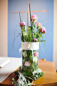 blumen auf einem altar
