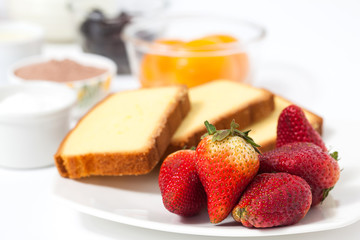 Fresas y otros ingredientes para preparar un postre