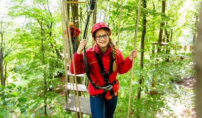 Teenager Mädchen klettert im Klettergarten