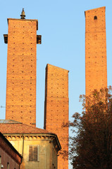 Pavia Torri medievali di Piazza Leonardo da Vinci