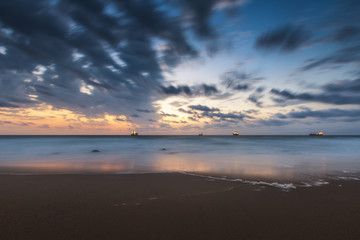 Obraz premium Dramatic cloudscape over the sea, sunrise shot