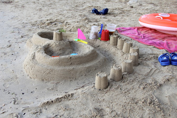 замок из песка/замкииз песка на пляжу