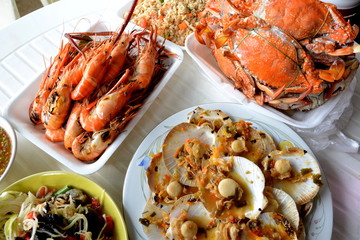 Baked scallops with garlic butter and other seafood dishes
