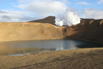 dymiący krater wulkanu na Islandii